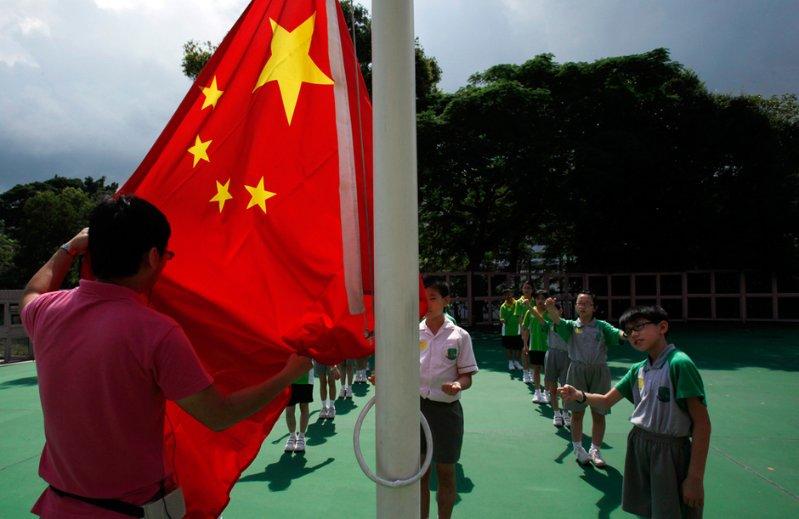 探索知识星球-小腿外侧有两个长条凹坑,两条腿对称,请问是怎么回事?平台,开启智慧新纪元!